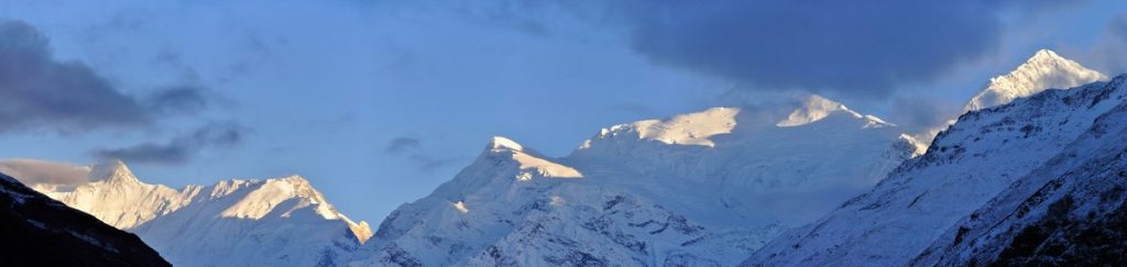 Sky above the mountain peaks along the Annapurna Circuit